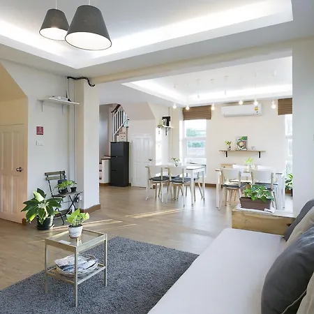 Small Space Cafe & Hostel